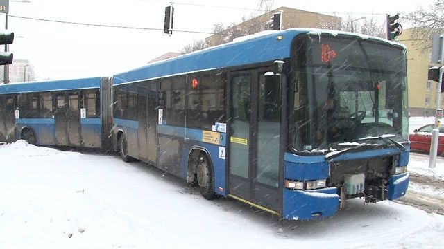Elakadt busz a négysávoson
