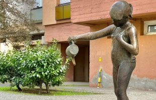 Restaurálták a locsoló kislányt