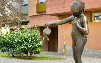 Restaurálták a locsoló kislányt