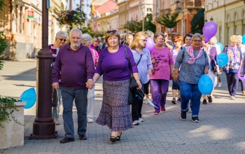 Lila ruhás emberek töltötték meg a Fő utcát: sétával hívták fel a figyelmet Alzheimer-kórban szenvedőkre