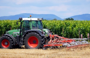 Aratást végző munkagépekre figyelmezteti a közlekedőket az agrárkamara