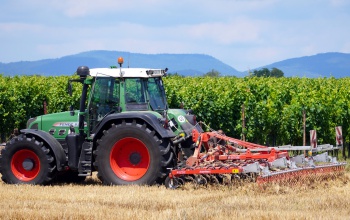 Aratást végző munkagépekre figyelmezteti a közlekedőket az agrárkamara