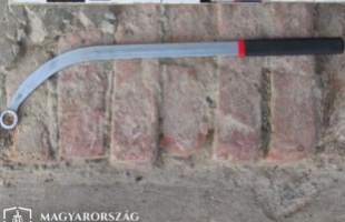 Egy üzenet miatt robbant ki a balhé, kéztörés lett a vége