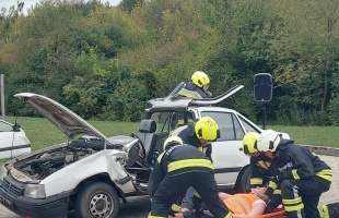 Filmbe illő jelenet a kórház parkolójában