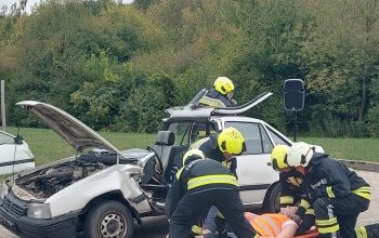 Filmbe illő jelenet a kórház parkolójában