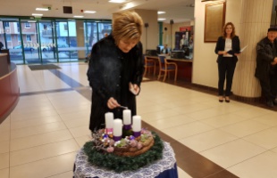 Ég az első adventi gyertya a kórházban
