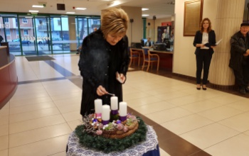 Ég az első adventi gyertya a kórházban