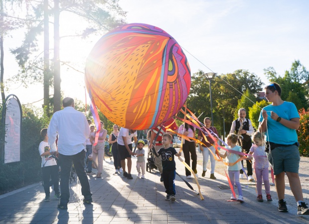 Sok-sok mosolygós arccal telt meg a Vaszary park - idén is megrendezte a Bábszíntér a Parkszínházi fesztivált - galéria