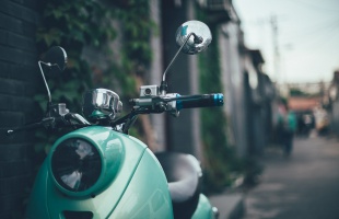 Bukósisak és jogsi nélkül motorozott
