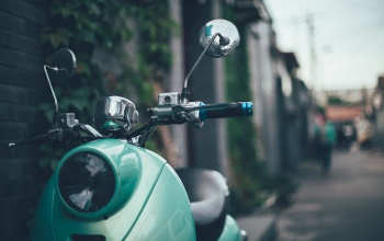 Bukósisak és jogsi nélkül motorozott