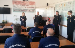 A szilveszterkor szolgálatot teljesítő tűzoltókat köszöntötték