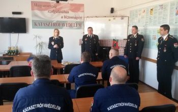 A szilveszterkor szolgálatot teljesítő tűzoltókat köszöntötték