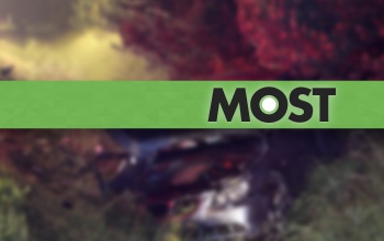 Baleset a 67-es úton, árokba csapódott egy autó Mernyénél