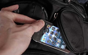 Alvó ismerőse zsebéből lopta el a mobiltelefonját
