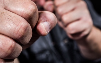 Verekedés a Baross Gábor utcában - betörték egy fiatal orrát