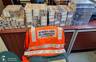 Többszáz adózatlan cigarettával buktak le a csempészek