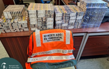 Többszáz adózatlan cigarettával buktak le a csempészek