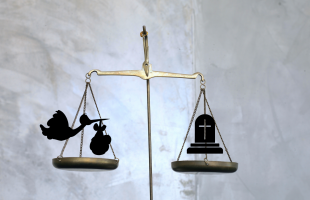 6360 gyermek született és 8908-an haltak meg augusztusban