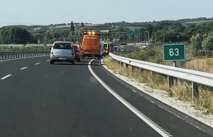 Szalagkorlátnak ütközött egy autó a 67-es úton