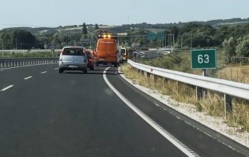 Szalagkorlátnak ütközött egy autó a 67-es úton