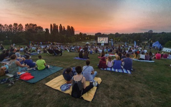 Ilyen sem volt még: filmvetítés a Városligetben - pikniket tartott az Ökumenikus Segélyszervezet
