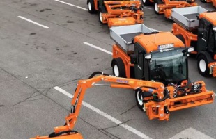 Új eszközhordozó gépekkel bővül a Magyar Közút gépparkja