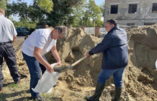 Mága Zoltánnal pakolja a homokzsákokat Dér Tamás alpolgármester