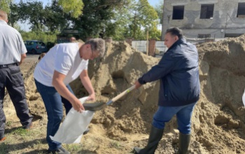 Mága Zoltánnal pakolja a homokzsákokat Dér Tamás alpolgármester