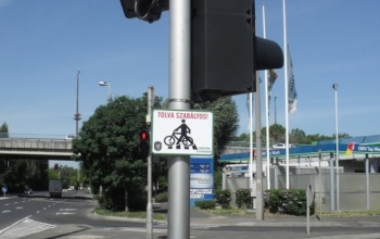 Új táblák Kaposváron, a zebrán tolni kell a kerékpárt