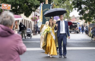 Mézes élet - Idén is felvonultak a Mézlovagrendek Kaposvár belvárosában