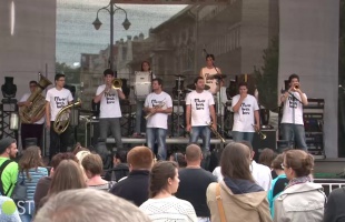 Mániákusan fújták a slágereket a téren