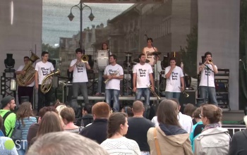 Mániákusan fújták a slágereket a téren