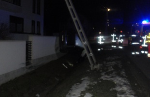 Villanyoszlopot döntött ki egy autó