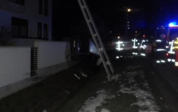Villanyoszlopot döntött ki egy autó