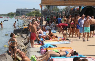 Zsúfolásig teltek a strandok, lehetetlen szállást találni a Balatonon