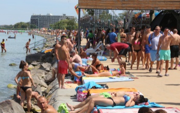 Zsúfolásig teltek a strandok, lehetetlen szállást találni a Balatonon