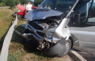 Személyautóval ütközött egy kisbusz, vége az útlezárásnak