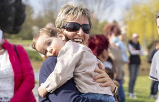 Hatvanhét új levélke került fel az Életfára - az egyiket Novák Katalin ragasztotta fel