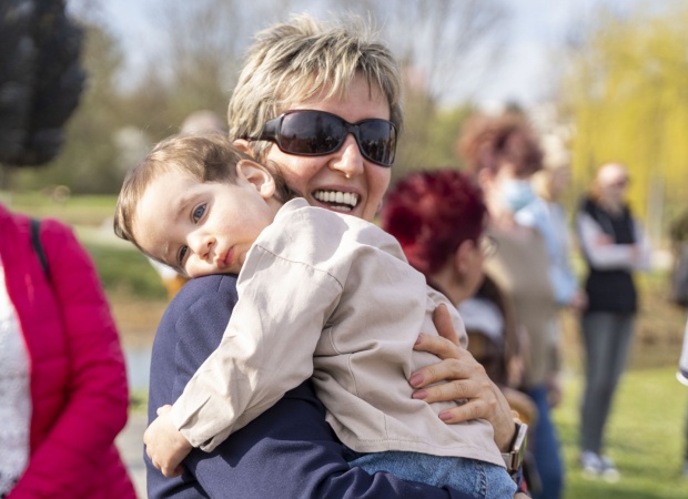 Hatvanhét új levélke került fel az Életfára - az egyiket Novák Katalin ragasztotta fel