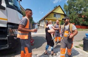 „Uraim, az ásványvíz a kis fenyő mögött!” – Kaposváron és környékén is egyre többen figyelnek a kukásokra