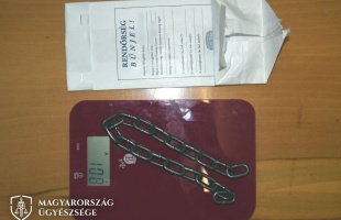 Lánccal és késsel terrorizálta családtagjait a vádlott