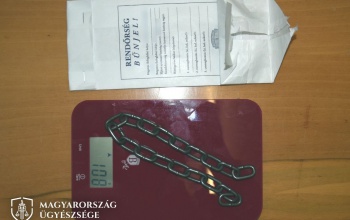 Lánccal és késsel terrorizálta családtagjait a vádlott