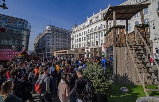 Brutál árak a pesti karácsonyi vásárban: 1000 a sör, 2500 a lángos