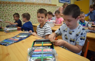 644 első osztályos kapott tolltartót Kaposvártól iskolakezdésre
