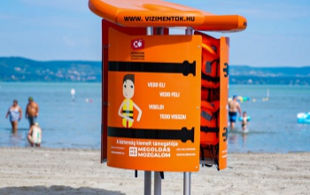 Mentőmellényállvánnyal gazdagodott a balatonlellei Napfény Strand