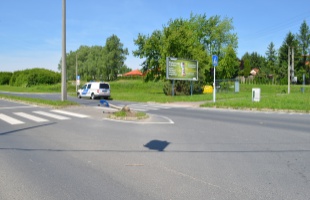 Kidöntötte a táblát, majd elhajtott