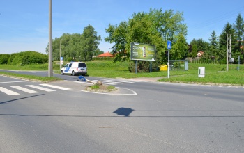 Kidöntötte a táblát, majd elhajtott