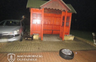 Sok van a rovásán: kifosztott egy idős embert, és lopott autóval balesetezett a 20 éves férfi