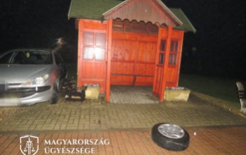 Sok van a rovásán: kifosztott egy idős embert, és lopott autóval balesetezett a 20 éves férfi