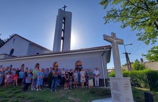 Megáldották a donneri Szent Kereszt-templom előtti kőkeresztet